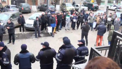 Protest in fata Consiliului Superior al Magistraturii: sustinatorii DA si PNM, nemultumiti de realegerea lui Mihai Poalelungi in functia de presedinte al CSJ: "Rusine, rusine" - FOTO
