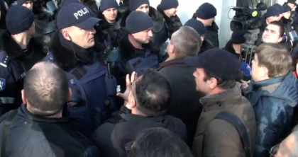 Simpatizantii DA si PNM au reluat protestul in fata CSM: "Rusine, rusine. Poalelungi nu uita, puscaria e casa ta" - FOTO