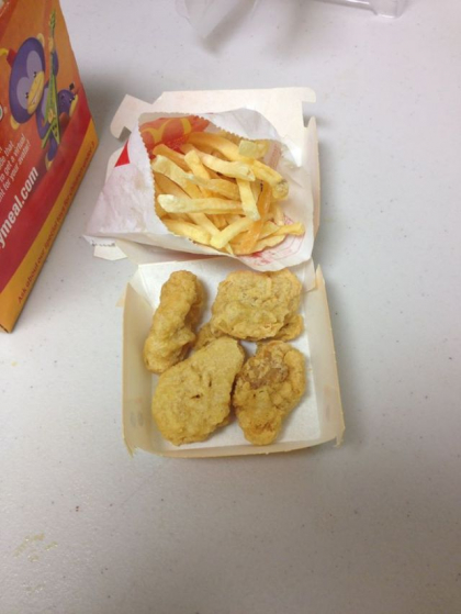 A cumparat un meniu pentru copii de la un celebru lant de fast food-uri si l-a tinut pe masa, deschis, timp de 6 ani. E incredibil cum arata aceasta mancare acum