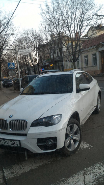 Pe zebra, in intersectie! Cum si-a parcat BMW-ul un sofer in centrul Chisinaului - FOTO Pe zebra, in intersectie! Cum si-a parcat BMW-ul un sofer in centrul Chisinaului - FOTO