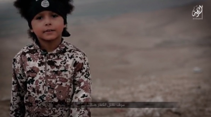 JIHADISTII lanseaza o noua INREGISTRARE socanta cu copilul ISIS. Baiatul arunca in aer o masina cu patru spioni - EVZ.RO - VIDEO