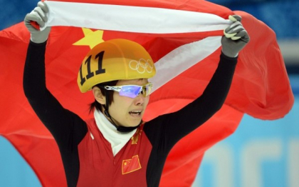Jocurile Olimpice de la Soci. O chinezoaica a luat aurul la patinaj viteza dupa ce toate adversarele ei au cazut Jocurile Olimpice de la Soci. O chinezoaica a luat aurul la patinaj viteza dupa ce toate adversarele ei au cazut