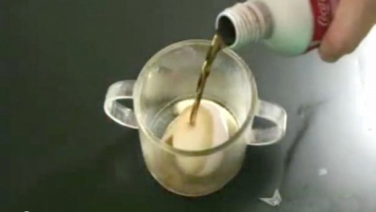 Experiment INEDIT! Ce se intampla daca torni Coca Cola peste un ou - VIDEO