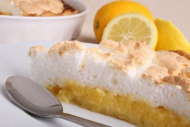 Un desert pufos - tarta cu lamaie si crusta de bezea