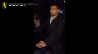 3 barbati si o femeie din capitala, RETINUTI pentru trafic de droguri. Momentul in care sunt PRINSI in flagrant - VIDEO