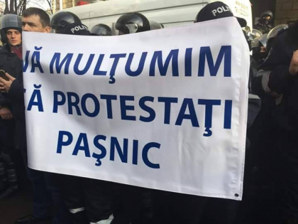 Politistii, inarmati cu pancarte. Oamenii legii multumesc protestatarilor din fata judecatoriei Rascani pentru ca protesteaza pasnic - FOTO Politistii, inarmati cu pancarte. Oamenii legii multumesc protestatarilor din fata judecatoriei Rascani pentru ca protesteaza pasnic - FOTO