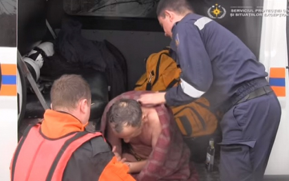 S-a nascut in camasa. Un pescar, salvat de scafandri dupa ce a cazut sub gheata - VIDEO