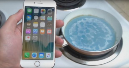 Au vrut sa isi coloreze telefonul, asa ca au facut o supa de Iphone cu creioane albastre! Nu se asteptau la ce a urmat - VIDEO