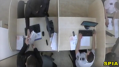 Momentele in care angajatii de la Centrul Unic de Monitorizare ar fi luat mita ca sa reduca din amenzi si sa taie din puncte de penalizare - VIDEO Momentele in care angajatii de la Centrul Unic de Monitorizare ar fi luat mita ca sa reduca din amenzi si sa taie din puncte de penalizare - VIDEO