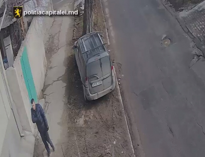 Un barbat este cautat de politie. Ar fi furat bunuri de 5.800 de lei dintr-o masina  - VIDEO