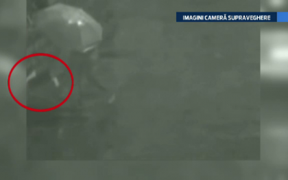 VIDEO. Momentul in care in barbat isi impinge iubita intr-o groapa adanca de 3 metri pe care, apoi, o acopera
