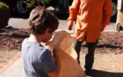 Gest induiosator in SUA. Un copil autist, indragostit de camioane, a primit un cadou special. VIDEO Gest induiosator in SUA. Un copil autist, indragostit de camioane, a primit un cadou special. VIDEO
