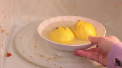 Curata cuptorul cu microunde in cateva secunde cu acest truc simplu! Tot ce trebuie sa faci - VIDEO
