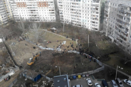 Scandalul continua. Membrii PSRM incearca sa impiedice lucrarile de constructie de pe strada A. Doga. Zeci de politisti, la fata locului. Socialistii huiduiti de muncitori: "sunt iuti baietii" - FOTO Scandalul continua. Membrii PSRM incearca sa impiedice lucrarile de constructie de pe strada A. Doga. Zeci de politisti, la fata locului. Socialistii huiduiti de muncitori: "sunt iuti baietii" - FOTO