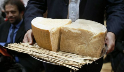 Ce se gaseste in branzeturile rase, care se vand drept 100 % parmezan? Scandalul iscat in industria alimentara