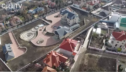 Imagini drona cu o casa luxoasa de pe strada Ciocarliei. Autorul: Casa ar apartine lui Vladimir Voronin. Liderul PCRM si vecinii dezmint informatia - VIDEO Imagini drona cu o casa luxoasa de pe strada Ciocarliei. Autorul: Casa ar apartine lui Vladimir Voronin. Liderul PCRM si vecinii dezmint informatia - VIDEO
