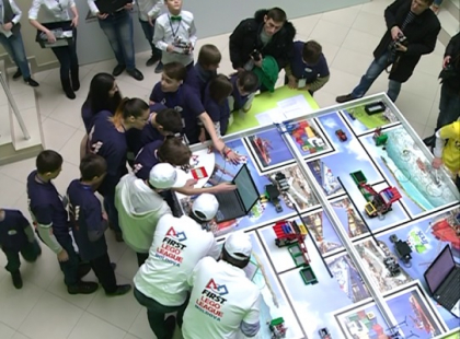 Robotii sunt viitorul: zeci de copii s-au intrecut l-a asamblat roboti la concursul First Lego League - VIDEO Robotii sunt viitorul: zeci de copii s-au intrecut l-a asamblat roboti la concursul First Lego League - VIDEO