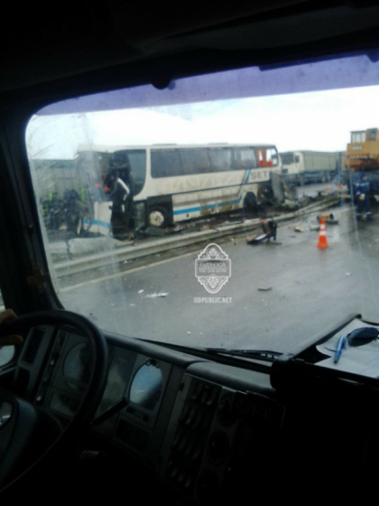 FOTO - Autocar de pe ruta Moscova-Cahul, cu 35 de pasageri, implicat intr-un GRAV accident in regiunea Odesa. Trei moldoveni si-au pierdut viata