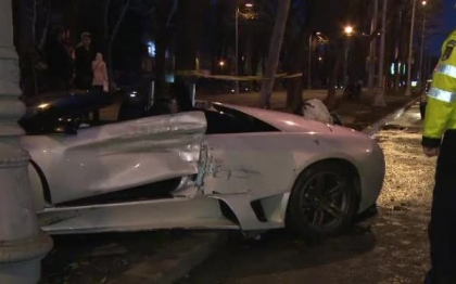 Accident spectaculos la Bucuresti: un Lamborghini s-a infipt intr-un stalp. Cine era in spatele volanului Accident spectaculos la Bucuresti: un Lamborghini s-a infipt intr-un stalp. Cine era in spatele volanului