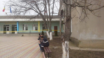 35 de copii au ajuns la spital dupa ce unii dintre ei s-ar fi jucat cu un spray cu gaze lacrimogene: Liceul din Ialoveni, INCHIS pentru 2 zile - FOTO 35 de copii au ajuns la spital dupa ce unii dintre ei s-ar fi jucat cu un spray cu gaze lacrimogene: Liceul din Ialoveni, INCHIS pentru 2 zile - FOTO