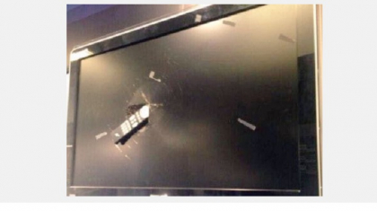 Imaginea zilei dupa Arsenal - Barcelona! A SPART televizorul cu telecomanda de ciuda la golul lui Messi! FOTO