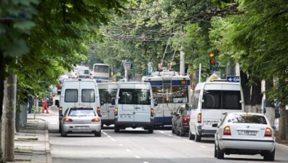 Soferii care transporta marfa sau mai mult de opt pasageri vor fi obligati sa-si doteze masinile cu tahografe Soferii care transporta marfa sau mai mult de opt pasageri vor fi obligati sa-si doteze masinile cu tahografe