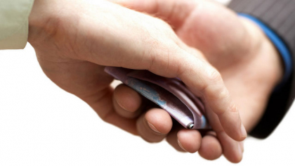 Un director si un inginer, retinuti in flagrant: Ar fi luat mita de 200.000 de lei pentru vanzarea bunurilor de stat in lipsa unei licitatii Un director si un inginer, retinuti in flagrant: Ar fi luat mita de 200.000 de lei pentru vanzarea bunurilor de stat in lipsa unei licitatii