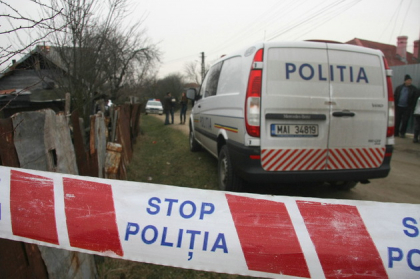 Cadavrul unui batran de 74 de ani a fost gasit in ograda sa din Pitusca, Calarasi. Politia suspecteaza un localnic, care l-ar fi injunghiat in zona gatului Cadavrul unui batran de 74 de ani a fost gasit in ograda sa din Pitusca, Calarasi. Politia suspecteaza un localnic, care l-ar fi injunghiat in zona gatului