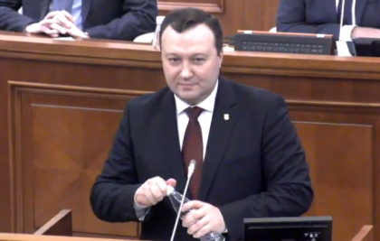 Gurin: "Am decis sa vin in fata Parlamentului pentru a-mi depune mandatul. Demisionez din 1 martie." Gurin: "Am decis sa vin in fata Parlamentului pentru a-mi depune mandatul. Demisionez din 1 martie."