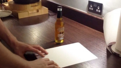 Unul dintre cele mai geniale trucuri pe care le-ai vazut vreodata! Cum sa deschizi o sticla cu ajutorul unei foi de hartie - VIDEO Unul dintre cele mai geniale trucuri pe care le-ai vazut vreodata! Cum sa deschizi o sticla cu ajutorul unei foi de hartie - VIDEO
