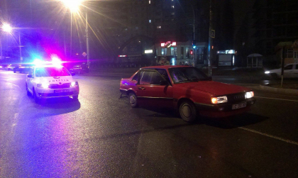 Un pieton a fost lovit de un Audi la Ciocana. Martori: Barbatul era beat a incercat sa traverseze neregulamentar strada - FOTO