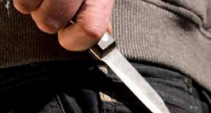 Caz socant la Basarabeasca. Un barbat, RETINUT dupa ce si-ar fi atacat surorile cu 2 cutite Caz socant la Basarabeasca. Un barbat, RETINUT dupa ce si-ar fi atacat surorile cu 2 cutite