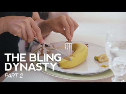 Cum sa mananci corect o banana! Toti iau lectii de eticheta, in schimbul sumei de 16 mii de euro - VIDEO