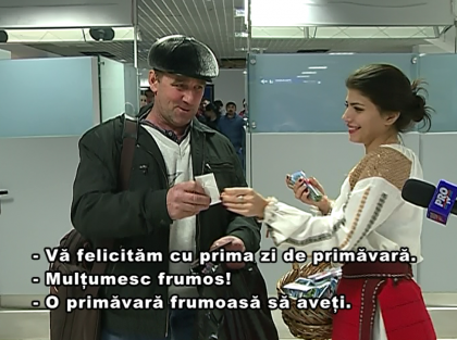 De 1 martie, inspectorii de patrulare au schimbat amenzile pe martisoare, iar politistii de frontiera le-au prins in piept pasagerilor de la aeroport simbolul primaverii - VIDEO De 1 martie, inspectorii de patrulare au schimbat amenzile pe martisoare, iar politistii de frontiera le-au prins in piept pasagerilor de la aeroport simbolul primaverii - VIDEO