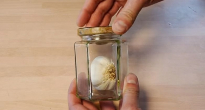 Gospodinele sunt in al noualea cer! Trucul asta e genial! Cum sa cureti usturoiul in cateva secunde - VIDEO Gospodinele sunt in al noualea cer! Trucul asta e genial! Cum sa cureti usturoiul in cateva secunde - VIDEO