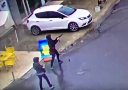 Doua femei au deschis focul si au aruncat o grenada intr-o sectie de politie din Istanbul - VIDEO Doua femei au deschis focul si au aruncat o grenada intr-o sectie de politie din Istanbul - VIDEO