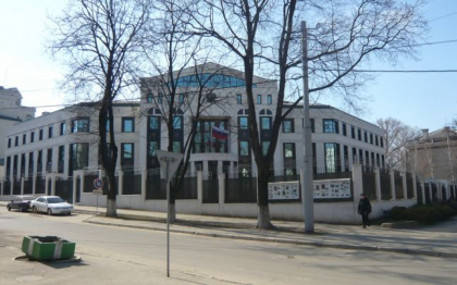 Doua plicuri aruncate peste gardul ambasadei Rusiei la Chisinau au pus pe jar paza si politia Doua plicuri aruncate peste gardul ambasadei Rusiei la Chisinau au pus pe jar paza si politia