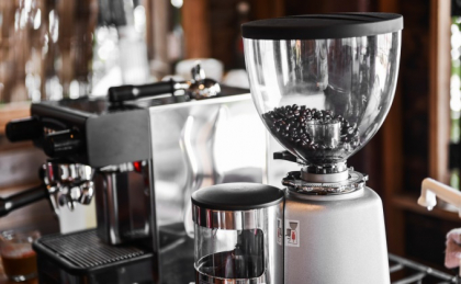 Ai vazut ca hartia de filtru nu incape niciodata in filtrul de cafea? Uite cum trebuie sa il folosesti, de fapt, corect Ai vazut ca hartia de filtru nu incape niciodata in filtrul de cafea? Uite cum trebuie sa il folosesti, de fapt, corect