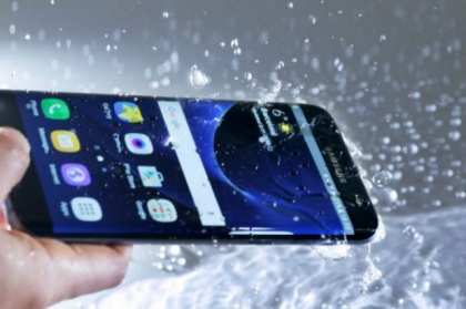 Galaxy S7 si S7 Edge sunt primele telefoane din lume care pot face asta! Ce se intampla dupa ce le pui in apa - VIDEO