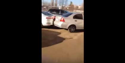 Nebunie la volan. O femeie face furori incercand sa parcheze: A nenorocit 17 masini - VIDEO