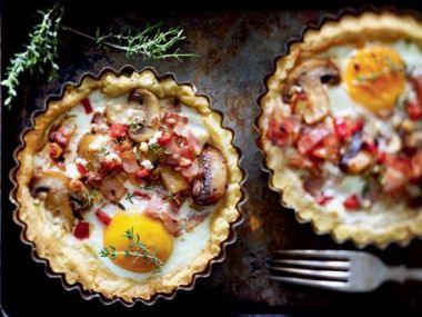 Mini tarte cu ou, ciuperci si bacon Mini tarte cu ou, ciuperci si bacon