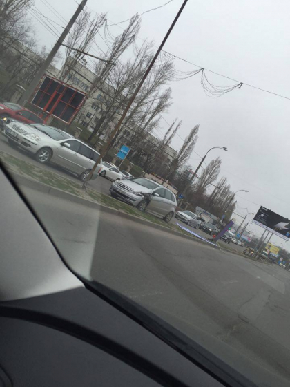 Accident pe viaduct. Un sofer a daramat cu masina un panou publicitar dupa ce s-a ciocnit cu un alt automobil - FOTO
