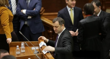 Deputatii PLDM vor ca liderul lor de partid, Vlad Filat, sa fie prezent la sedintele plenare. Ghimpu: "Eu propun sa petrecem sedintele parlamentului la penitenciarul 13"