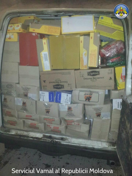 Microbuz cu multe cutii de carton ravasit la frontiera, conform etichetelor contineau condimente: Ce au gasit vamesii - FOTO Microbuz cu multe cutii de carton ravasit la frontiera, conform etichetelor contineau condimente: Ce au gasit vamesii - FOTO
