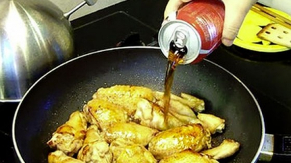 A pus aripioare de pui la prajit si a turnat Coca-Cola peste ele. E incredibil ce se intampla daca faci asta - VIDEO A pus aripioare de pui la prajit si a turnat Coca-Cola peste ele. E incredibil ce se intampla daca faci asta - VIDEO