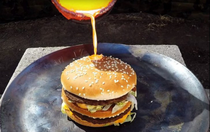 A topit cupru si l-a turnat peste un hamburger. Ce s-a intamplat in continuare l-a lasat fara cuvinte - VIDEO A topit cupru si l-a turnat peste un hamburger. Ce s-a intamplat in continuare l-a lasat fara cuvinte - VIDEO