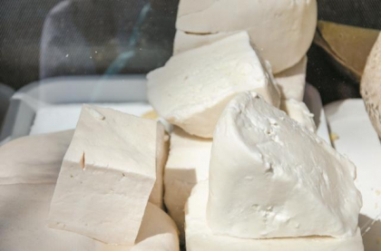 Branza de oaie, de vaca sau de capra? Motive pentru care ar trebui s-o alegem pe cea de capra Branza de oaie, de vaca sau de capra? Motive pentru care ar trebui s-o alegem pe cea de capra