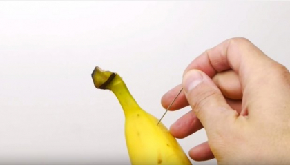 Acesta e cel mai tare truc! A luat un ac si a intepat o banana. Motivul? Nu te-ai fi gandit niciodata la asta - VIDEO