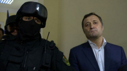 Vlad Filat s-a lovit cu capul de usa unui dulap din lemn in timp ce a aruncat gunoiul la cos Vlad Filat s-a lovit cu capul de usa unui dulap din lemn in timp ce a aruncat gunoiul la cos