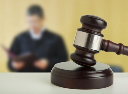 Condamnati pentru trafic de influenta: Au promis unui barbat ca pentru suma de 3 mii de dolari ar putea influenta procurorul intr-un dosar